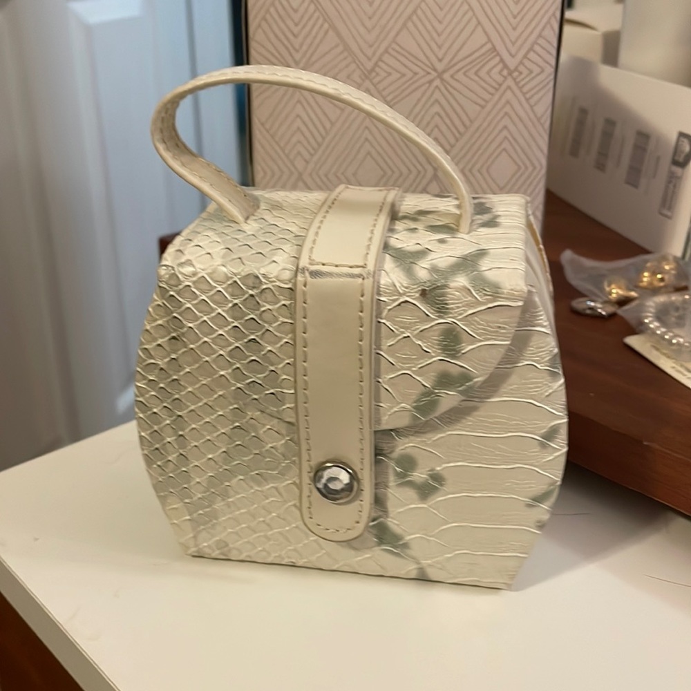 Gray and white snakeskin look jewelry holder